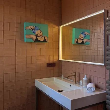 Homeby, Cinisca Rose Inn Bologna